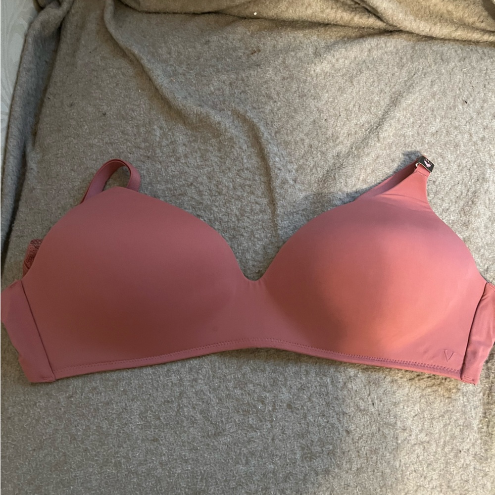 Victoria’s Secret bra. NWT. 34D.